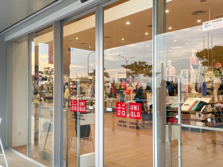 uniqlo-arintfitting-automaticdoor